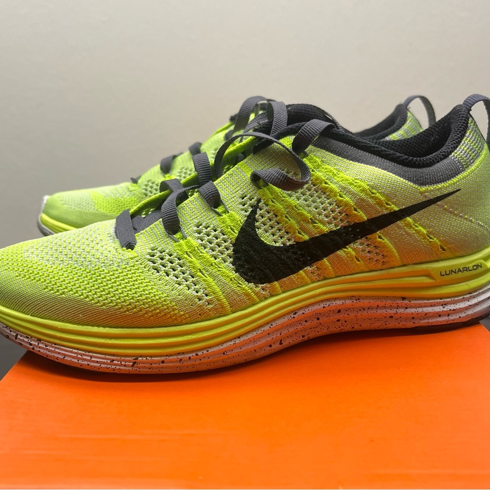 Women’s Nike Flyknit - Size 6.5 - Worn one time/like brand new - Picture 3 of 7